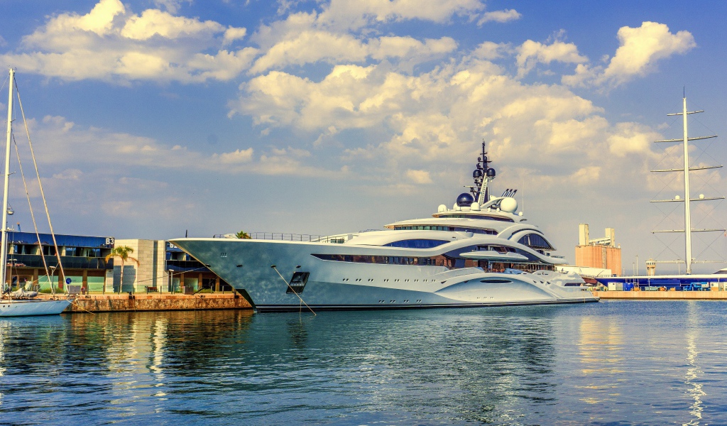 Красивая большая яхта Марина в море 