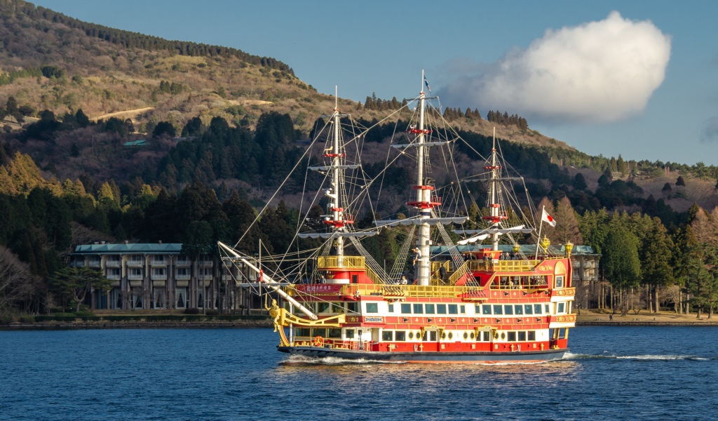 Большой красивый корабль в море 