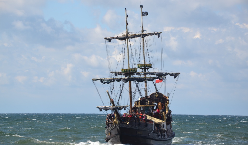 Большой черный пиратский корабль в море