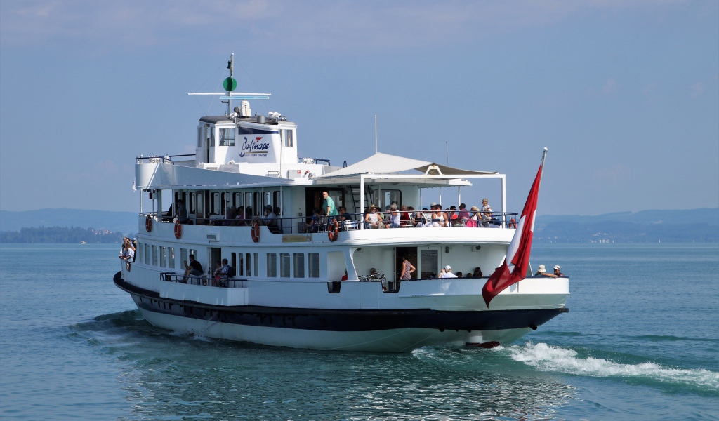 Круизный теплоход плывет по воде 