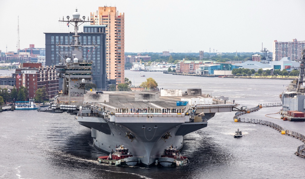 Большой авианосец в порту 