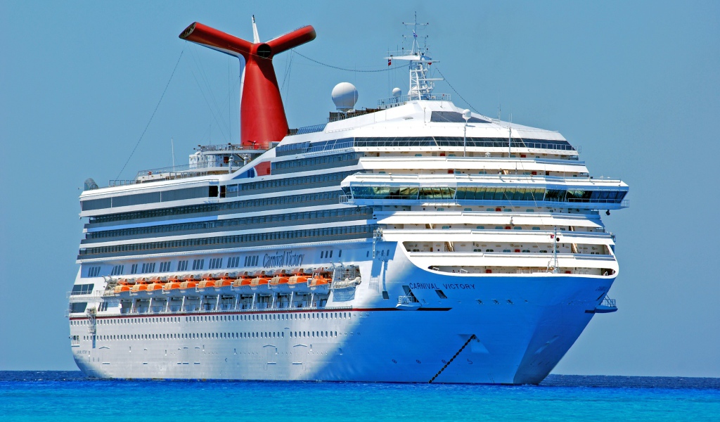 Большой круизный лайнер Carnival Victory в море