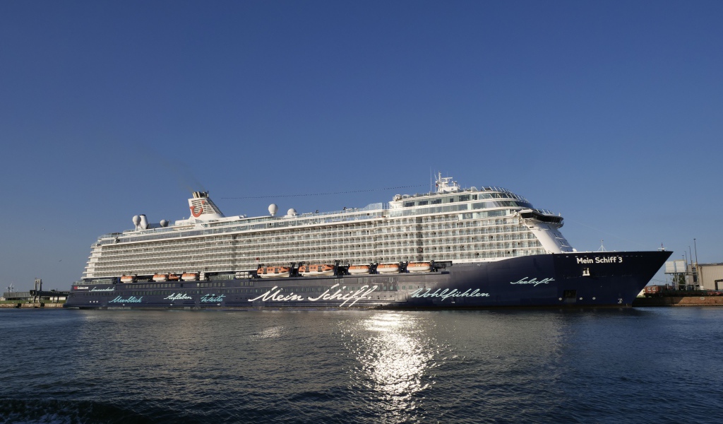Большое круизное судно Mein Schiff  в море 