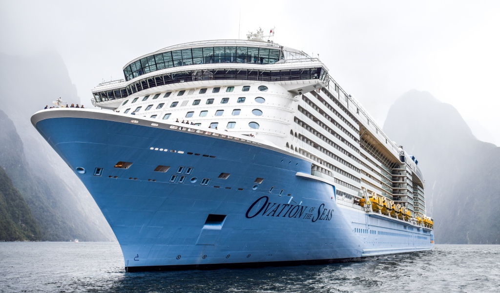 Большой круизный лайнер Ovation of the Seas заплывает в фьорд 