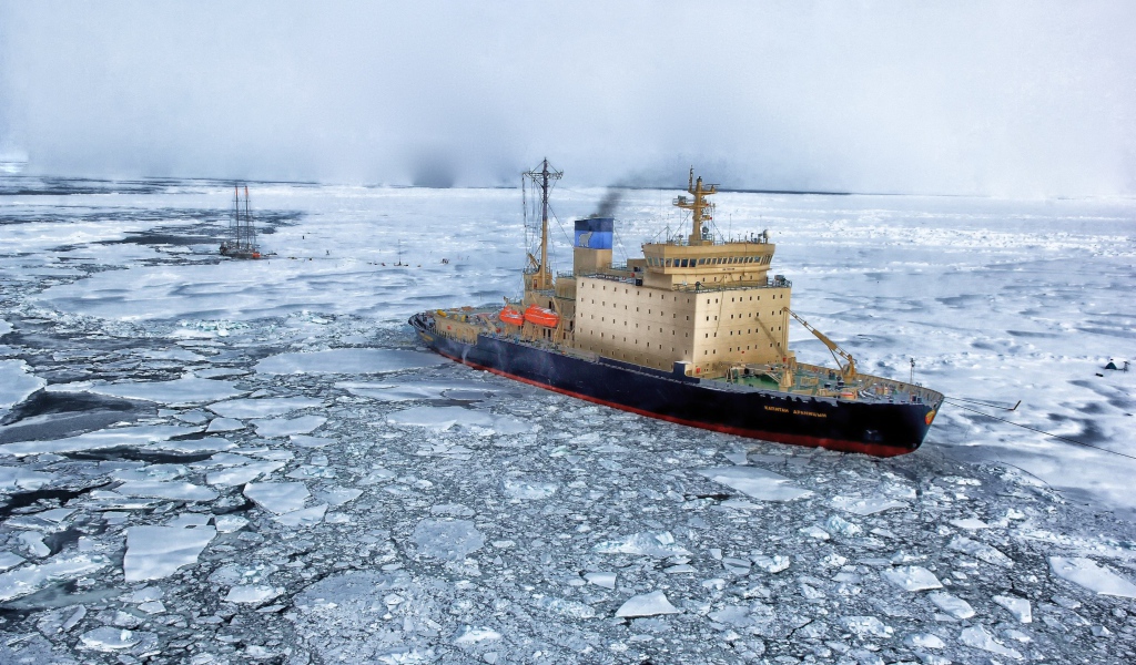 Большой ледокол в арктическом океане 