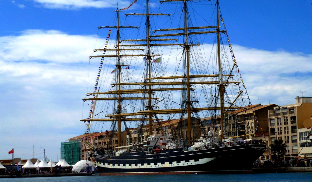 Большой парусный фрегат в порту на фоне неба