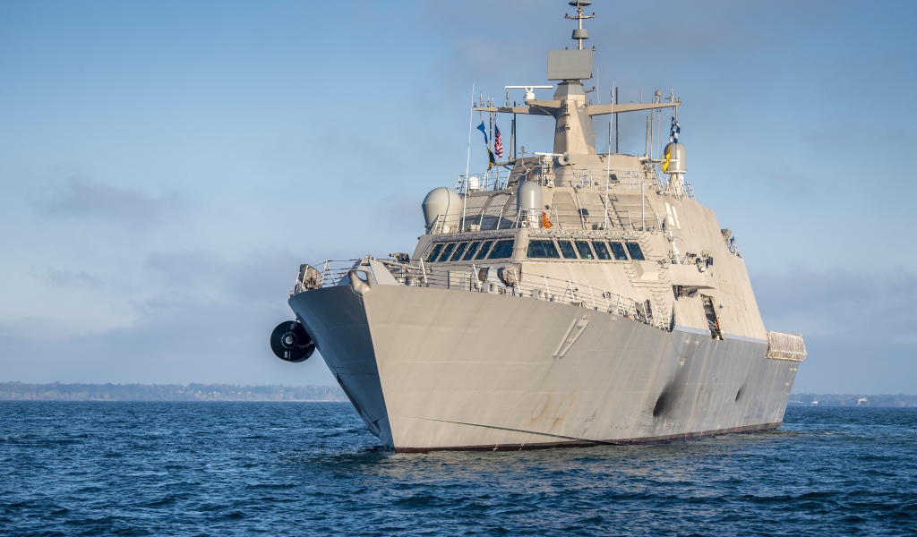 Большой военный корабль USS Indianapolis (LCS-17) в море