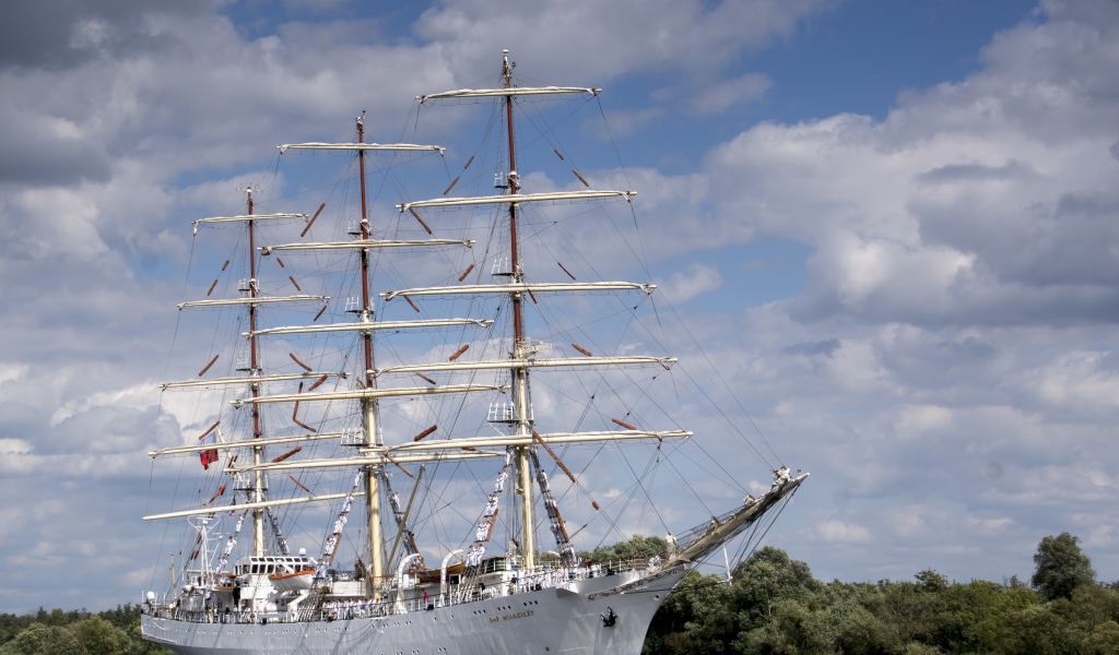 Большой белый корабль с опущенными парусами