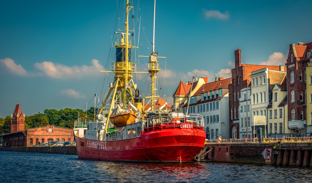 Корабль fehmarnbelt в порту города Любек 