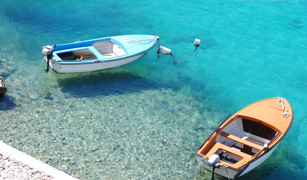 Две лодки на голубой воде океана