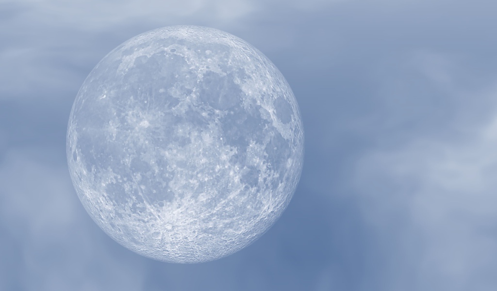 Большая белая холодная луна в небе 