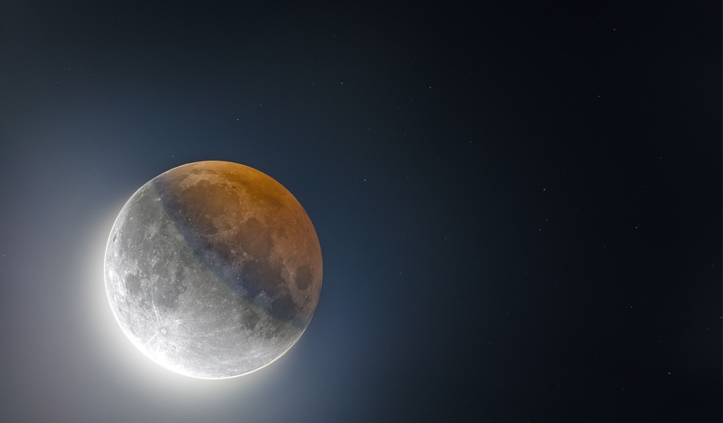 Большая желтая луна в черном небе 