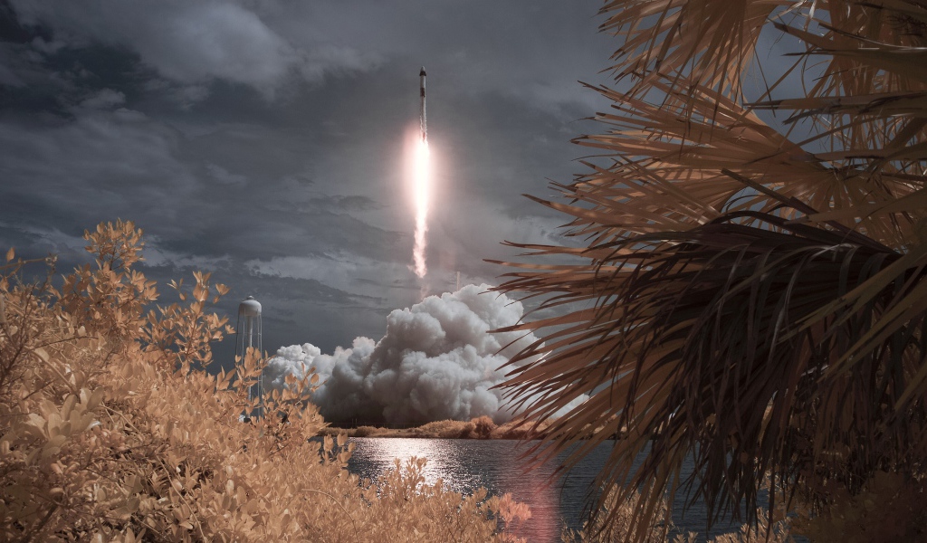Ракета Falcon 9 совершает взлет с космодрома 