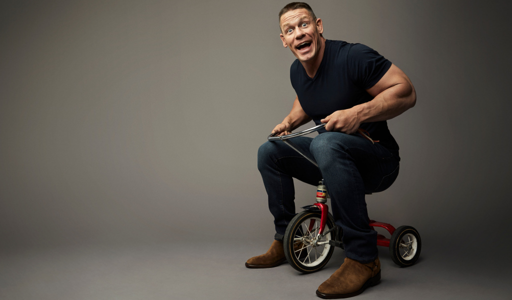 Американский рестлер Джон Сина на детском велосипеде