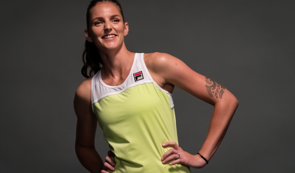 Чешская теннисистка Каролина Плишкова на сером фоне