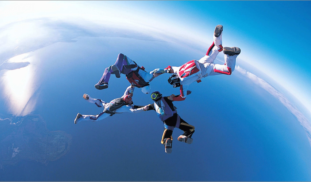 Четыре парашютиста в воздухе 