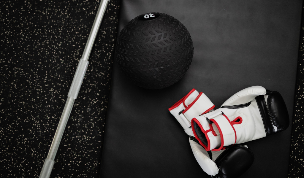 Перчатки и мячик для гольфа лежат в спортзале 