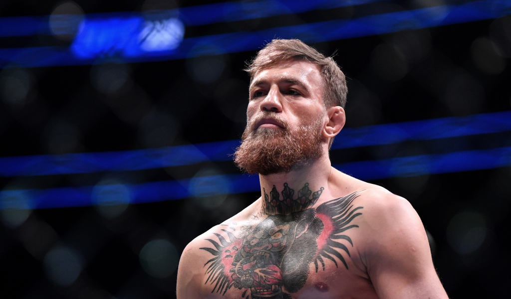 Ирландский боец Конор Макгрегор с татуировками на теле на ринге