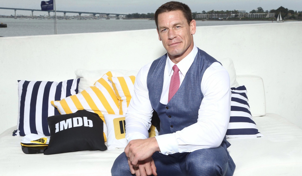 Рестлер Джон Сина в костюме сидит на диване