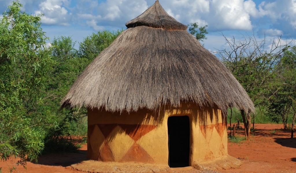 Глиняный дом на земле в Африке
