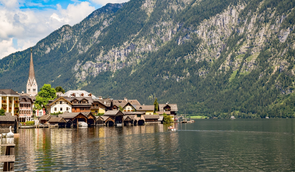 Дома на берегу залива у горы, Австрия 