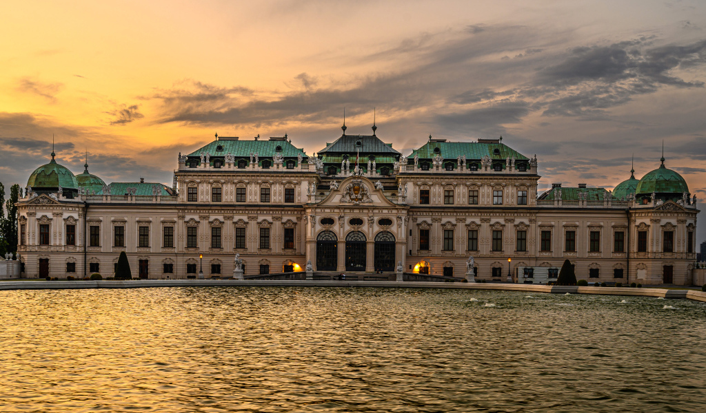 Старое здание у воды на закате, Австрия 