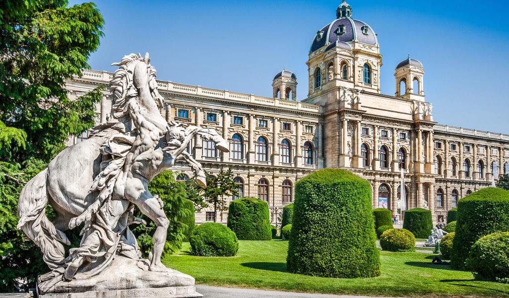 Скульптура у здания музея истории искусств, Вена. Австрия 