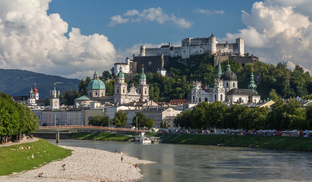 Вид на старинный собор и замок на холме,  Зальцбург. Австрия 