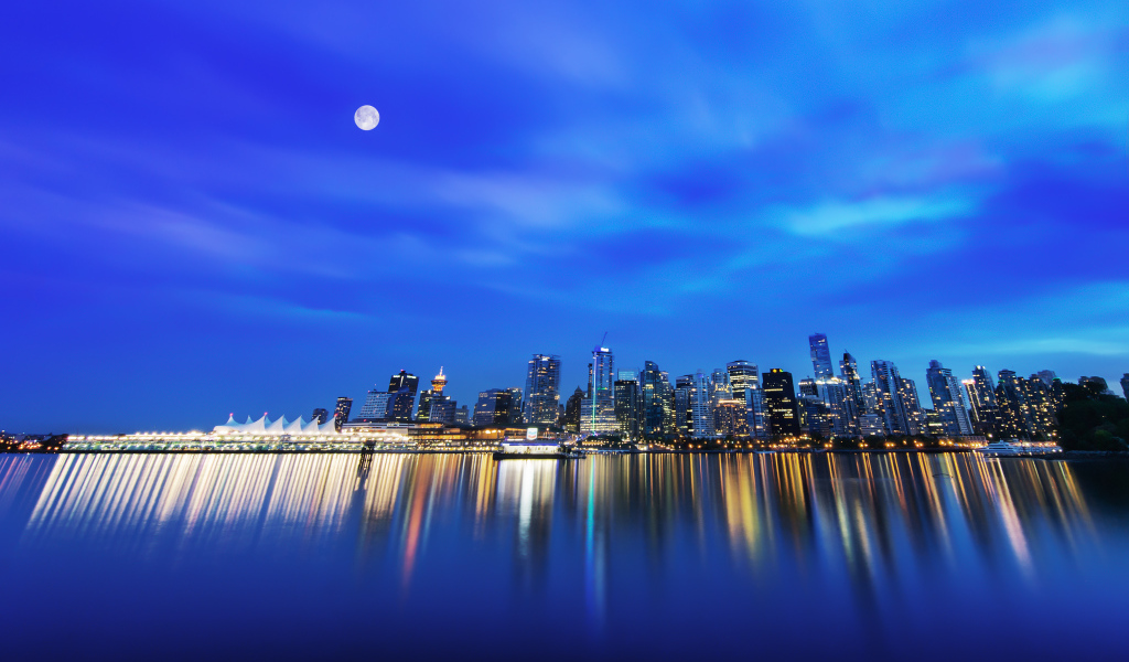 Ночной Ванкувер отражается в воде ночью, Канада