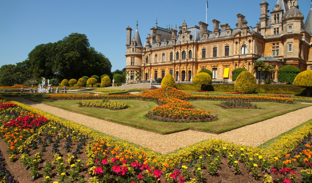 Красивый дворец Поместье Уоддесдон с цветами на клумбах