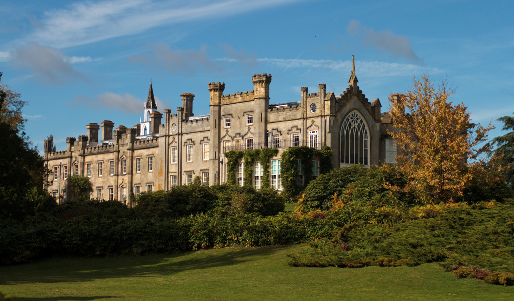 Красивый старинный замок в  Шеффилд парке, Англия