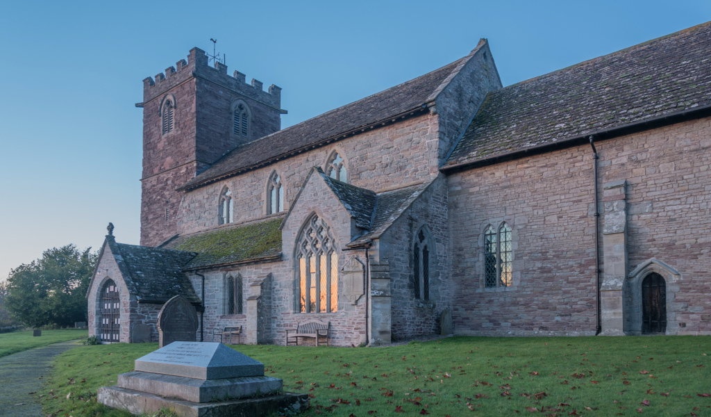 Старое каменное здание под голубым небом, Англия 