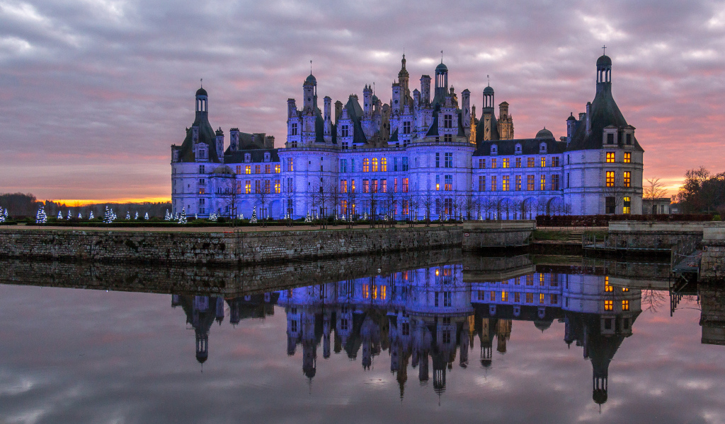 Замок Шамбор отражается в воде в сумерках, Франция