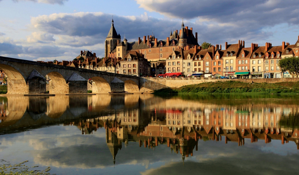 Большой дом отражается в реке у моста, Франция