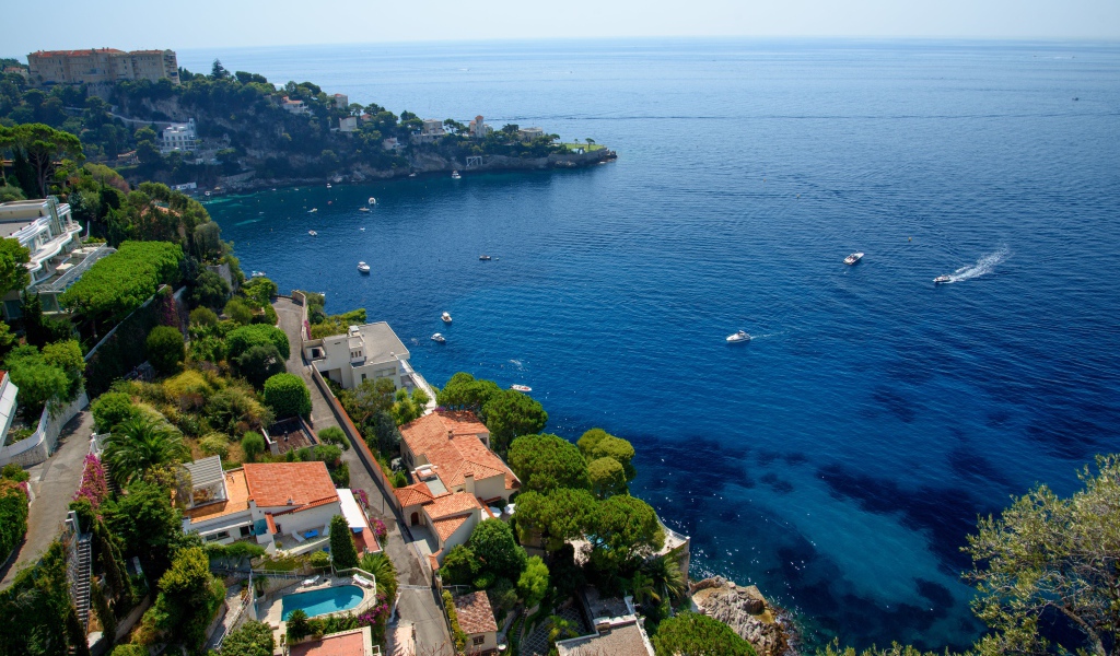 Вид на дома на холме у залива, Франция 