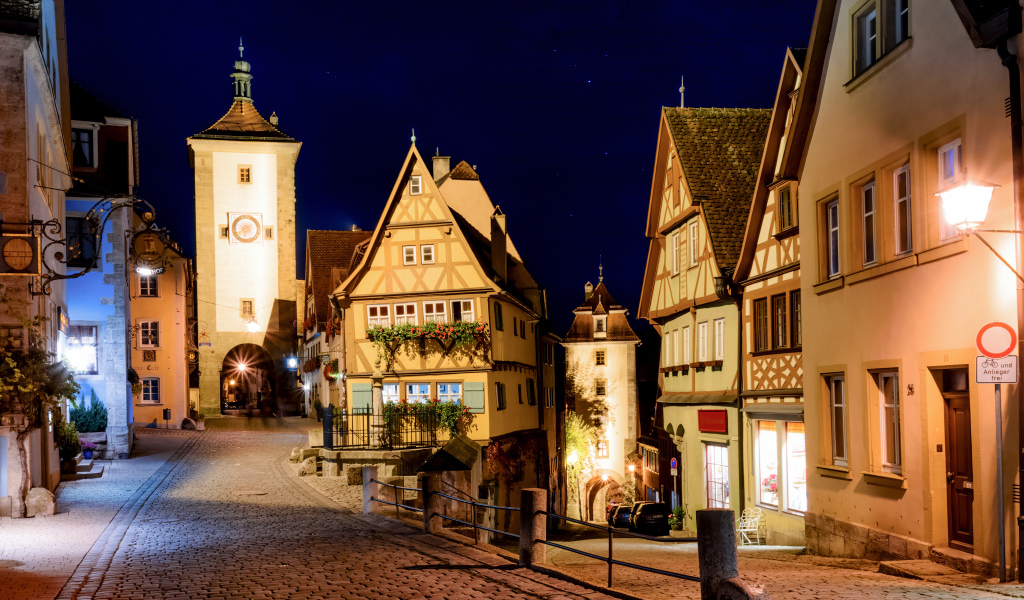 Красивые дома на ночной улице города Ротенбург, Германия 