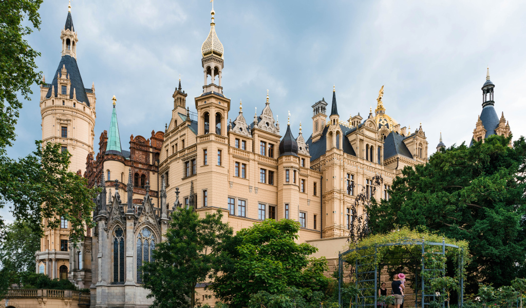 Красивый старинный Шверинский замок, Германия