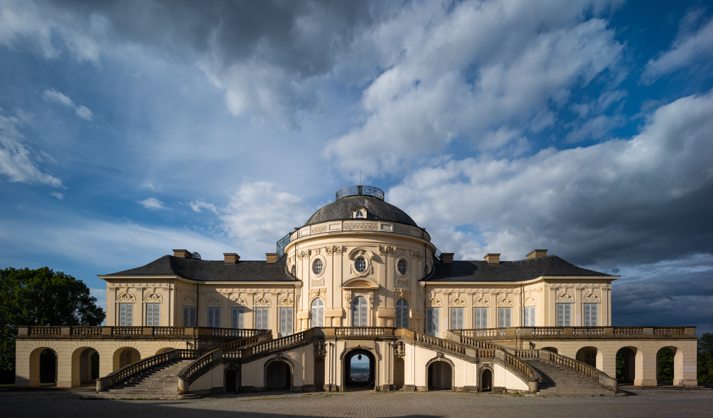 Красивый старый дом под небом с белыми облаками, Германия