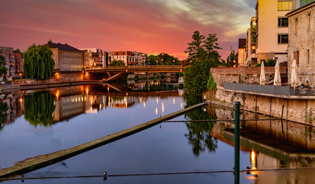 Мост над каналом соединяет город, Германия