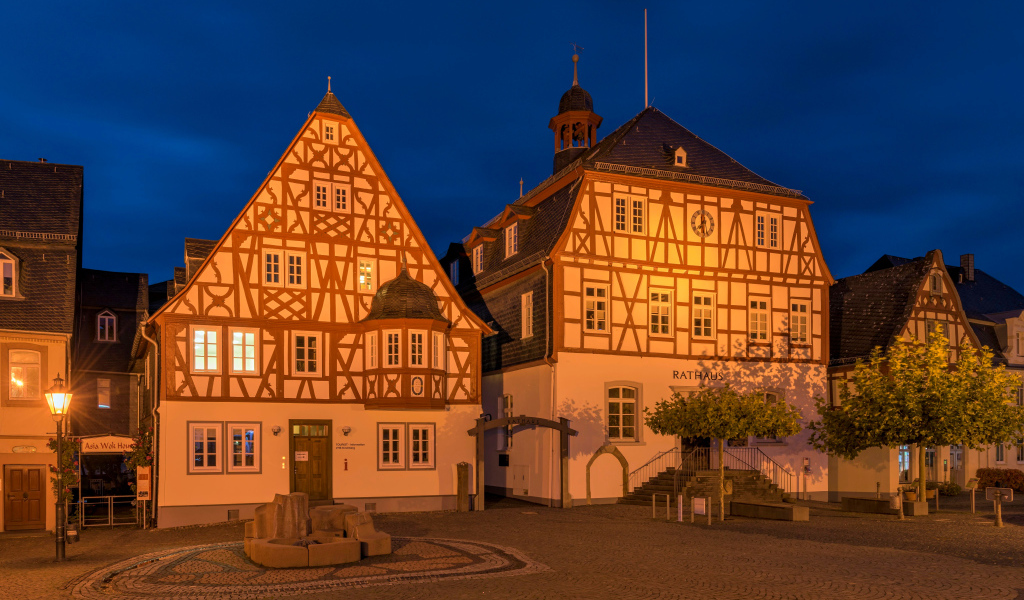 Дома на ночной улице в городе Кирхберг, Германия