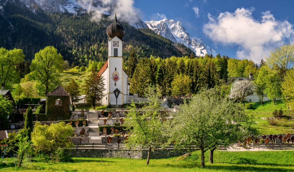 Старая церковь на фоне заснеженных гор, Германия 