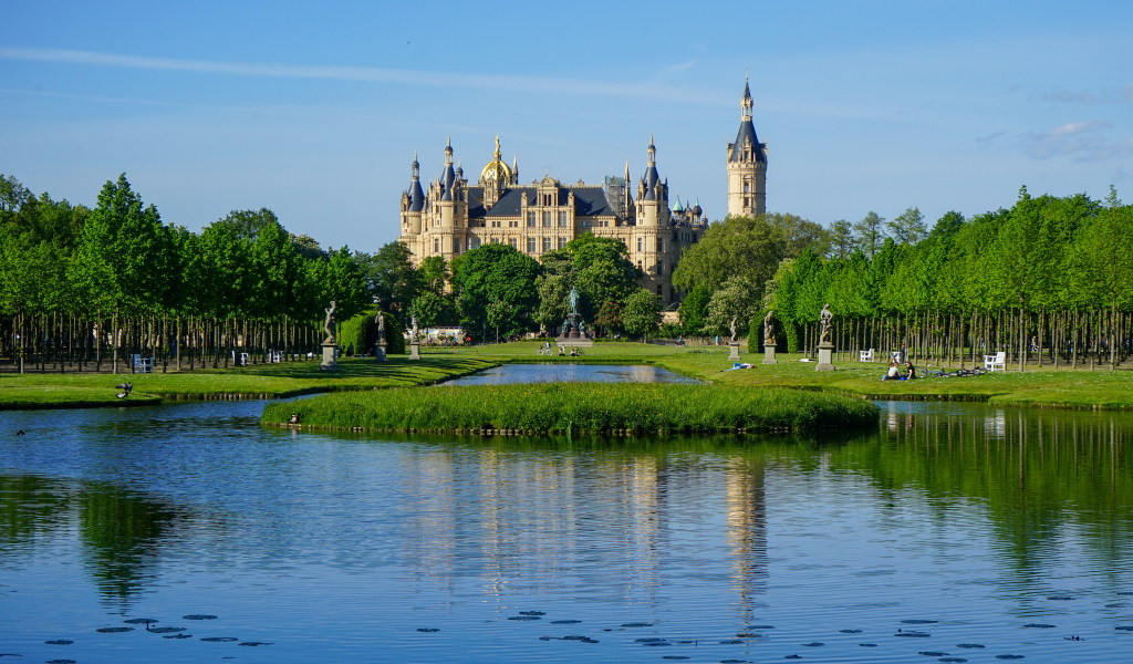 Вид на красивый Шверинский замок у пруда, Германия 