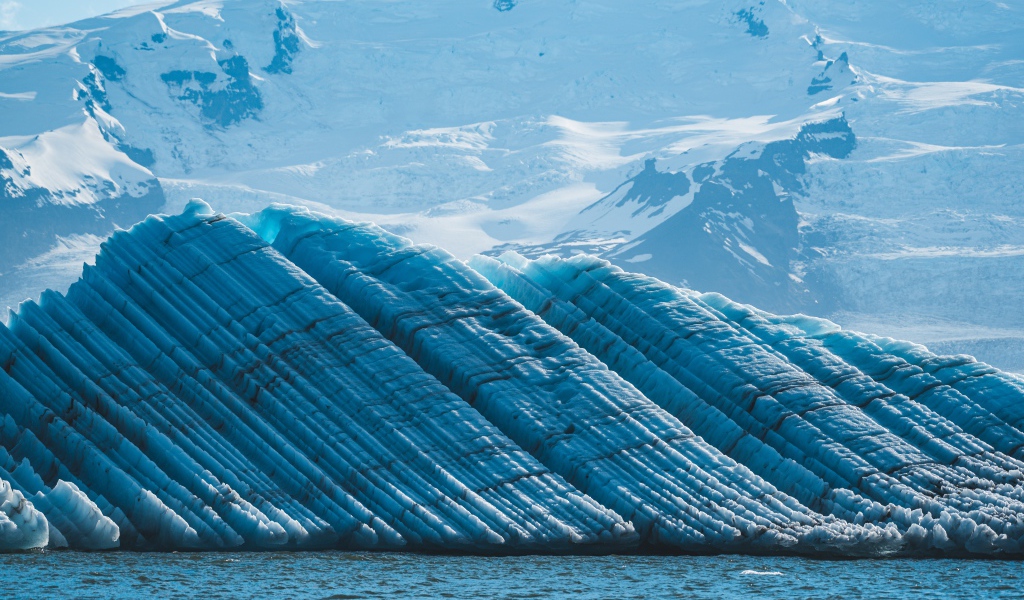 Большой голубой ледник и заснеженные горы Исландии