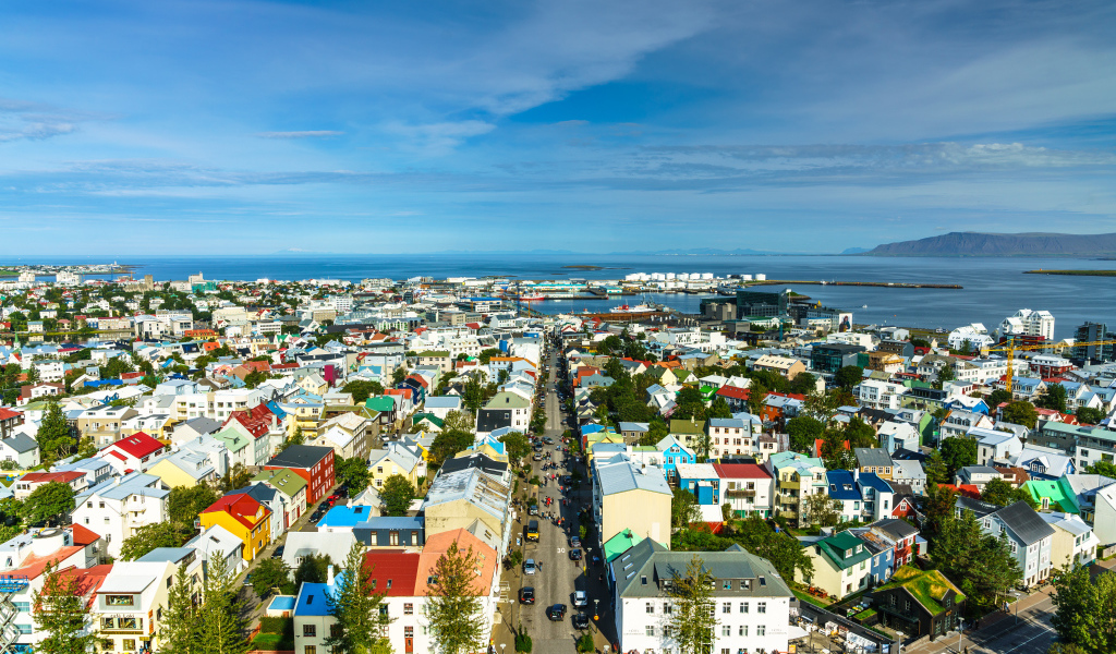 Вид на дома в городе под голубым небом, Исландия 