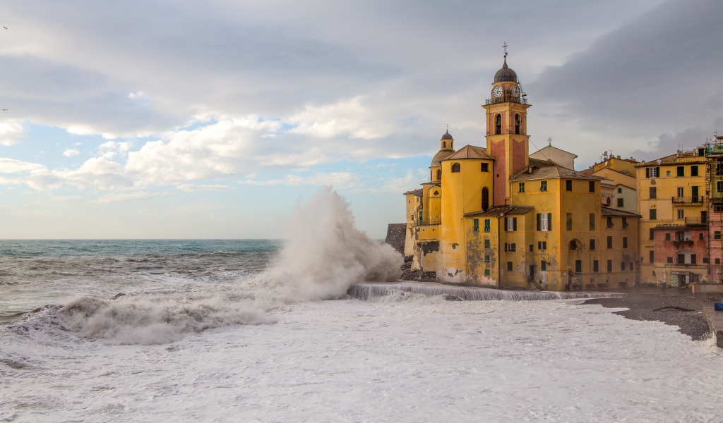 Старинная церковь на берегу бушующего моря, Камольи, Лигурия. Италия