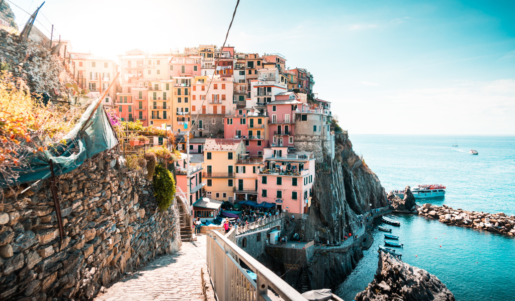 Дома в городе на скале у океана, Италия