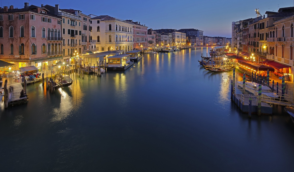 Дома на берегу канала вечером, Венеция, Италия