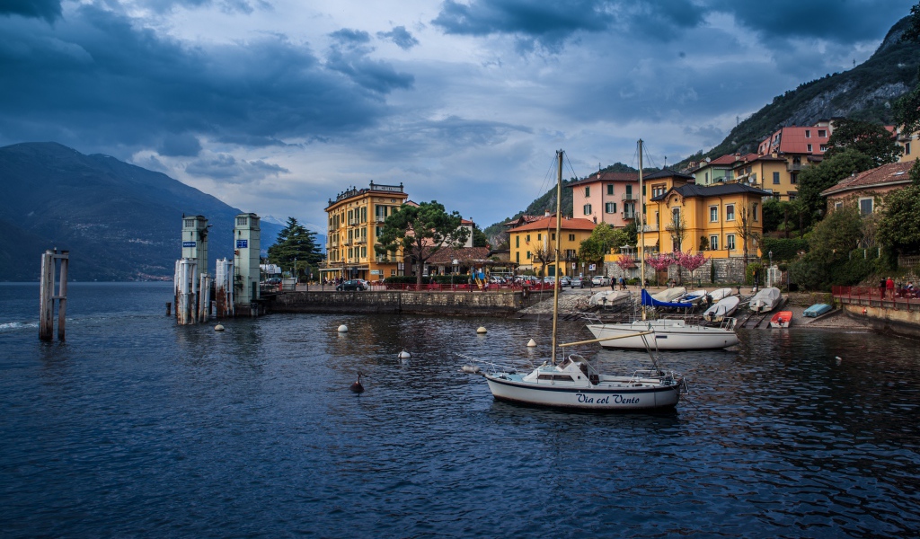 Вид на коммуну Варенна у моря, Италия