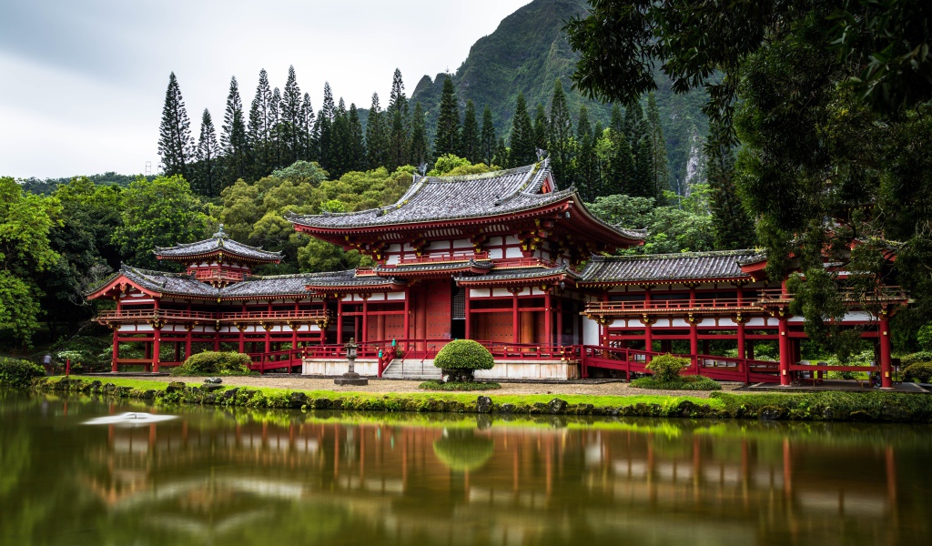 Красное здание храма у воды на фоне горы, Япония