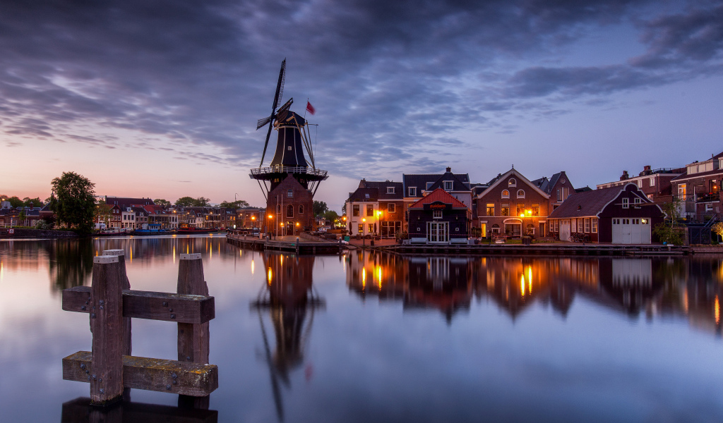 Красивый вечерний вид на город у реки, Нидерланды 